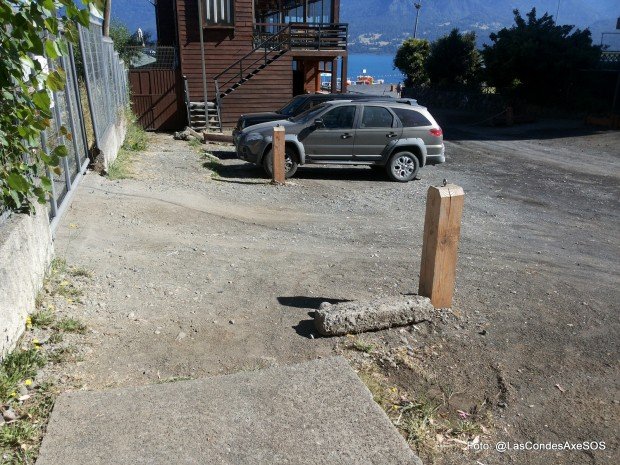 Condiciones de las veredas del acceso poniente a la playa de pucon. Veredas discontinuas, con desniveles y en mal estado