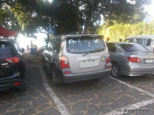 Estacionamiento personas con discapacidad que no cumple con dimensiones y materialidad del suelo para su desplazamiento Pucon