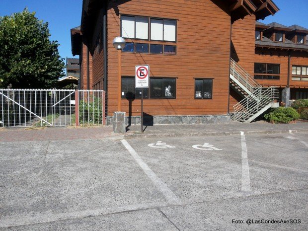 Fotos de estacionamientos para pcd que incumplen normativa de diseño