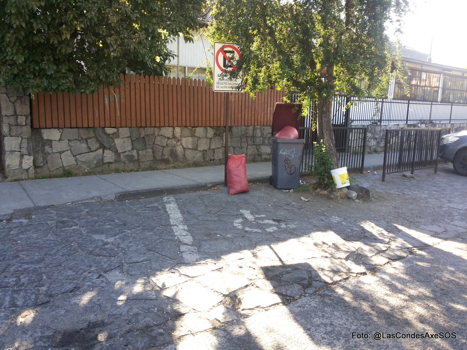 Fotos de estacionamientos para pcd que incumplen normativa de diseño