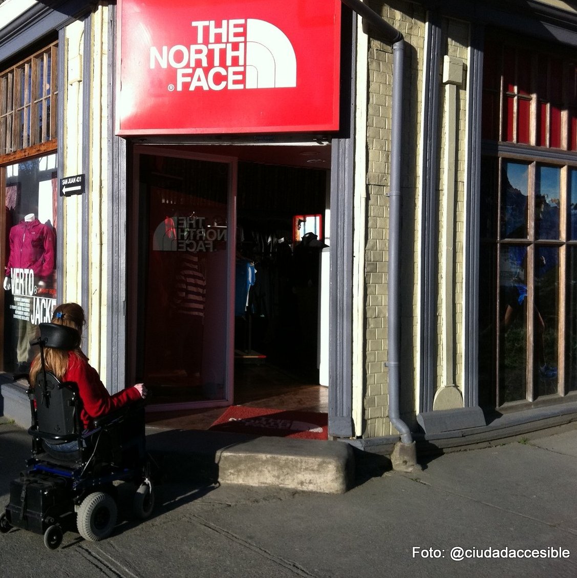 tienda north face con un peldaño en el acceso