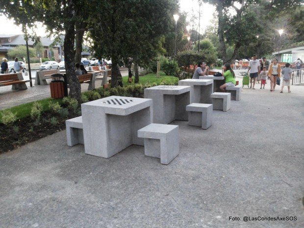 Mesas de juego de damas o ajedrez de concreto sin espacio para usar desde una silla de ruedas