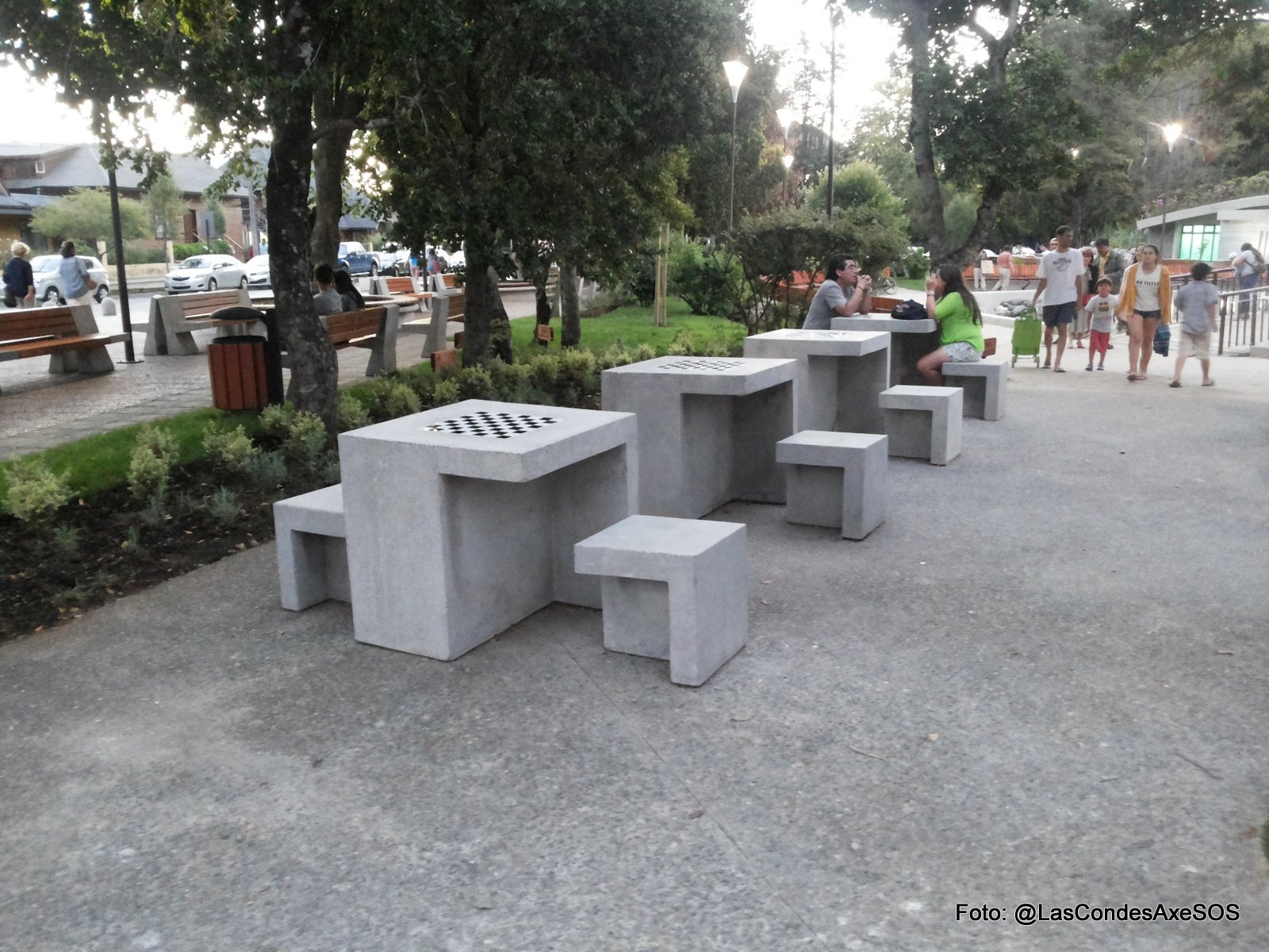 Mesas de juego de damas o ajedrez de concreto sin espacio para usar desde una silla de ruedas