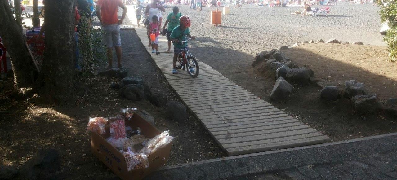 Pasarela de madera en acceso a la playa Pucon