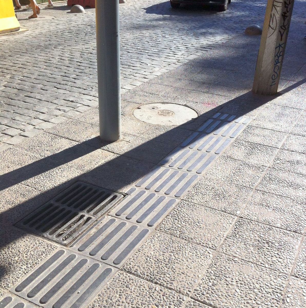 Poste interrumpe la franja guía
