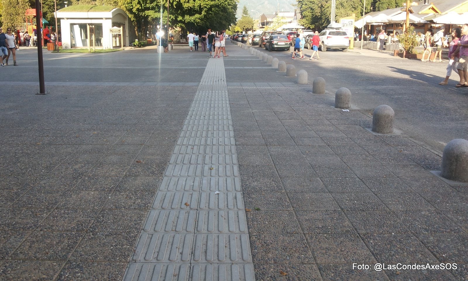 Tramo de guía táctil en la plaza de Pucon