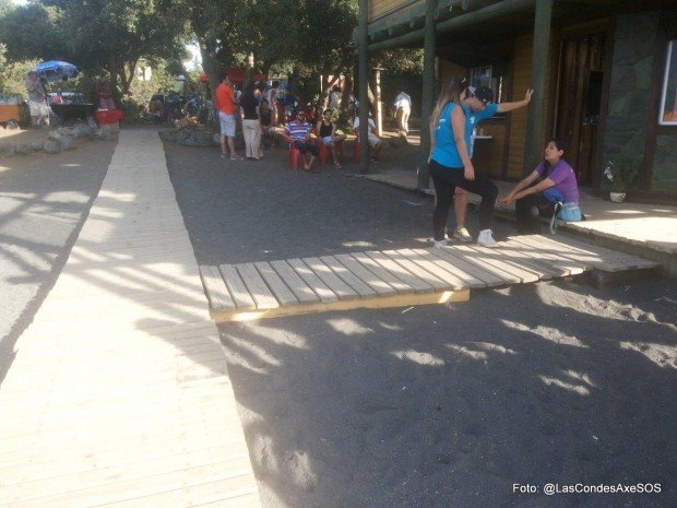 pasarela de acceso a la playa con desnivel para ingreso a local comercial Pucon