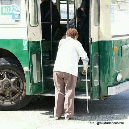 persona con muletas intentando subir a una micro