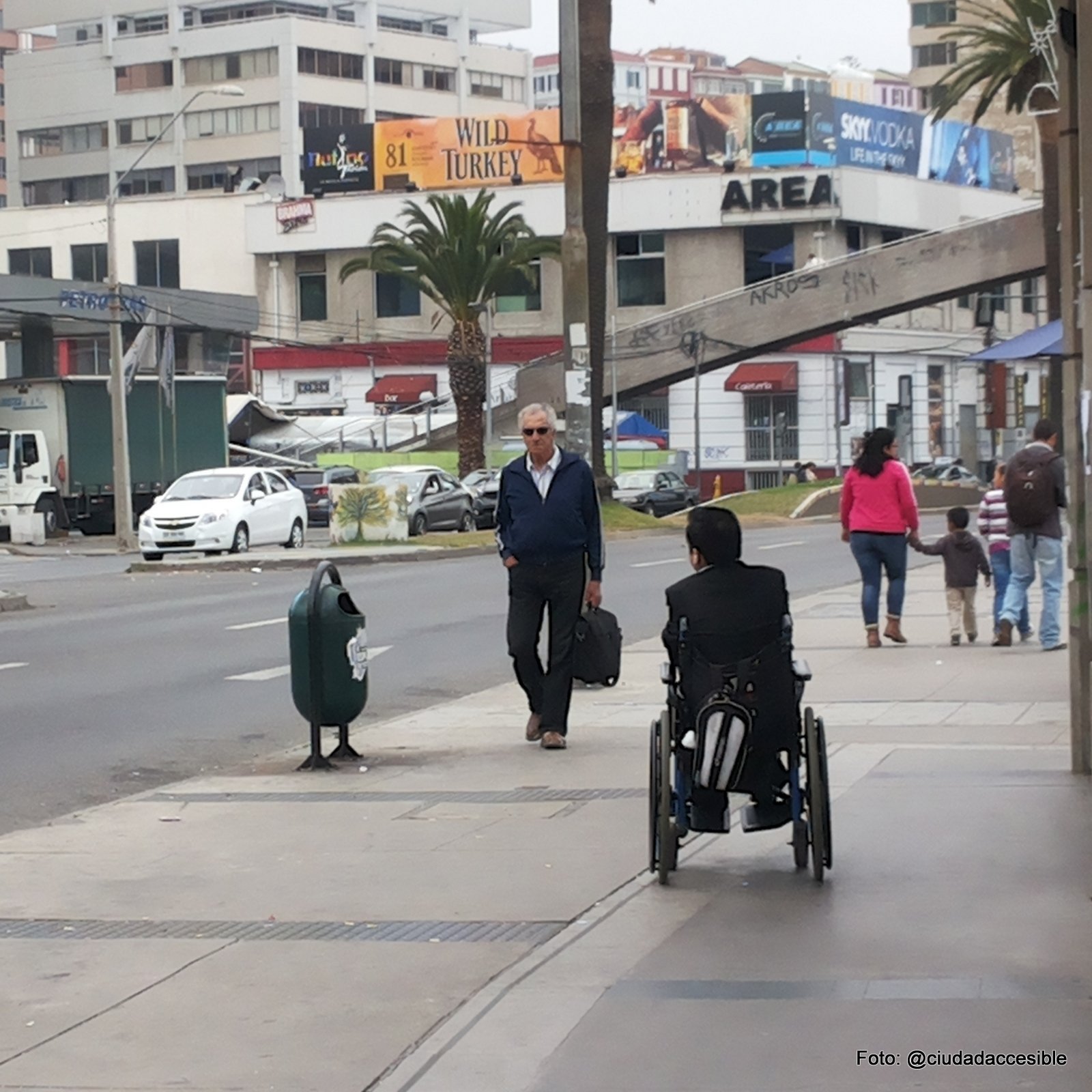 persona en silla de ruedas en una vereda