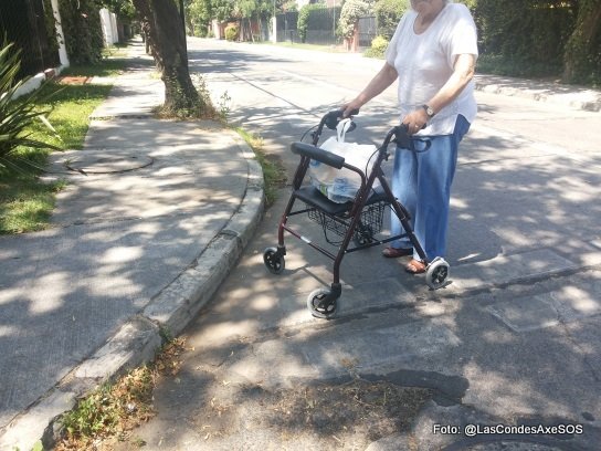 persona mayor con burrito intentando un cruce peatonal no rebajado