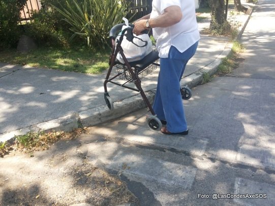 persona mayor con burrito intentando un cruce peatonal no rebajado