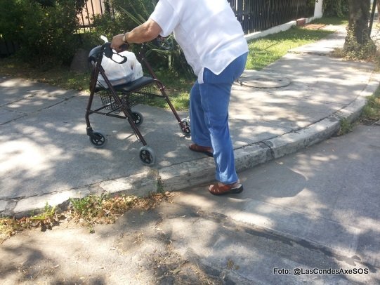 persona mayor con burrito intentando un cruce peatonal no rebajado