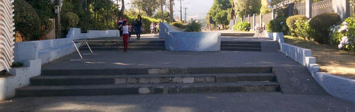 rampas y peldaños en tramo final hacia la playa de Pucón