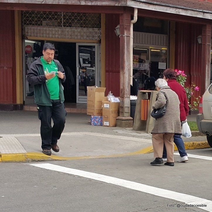 cruce peatonal rebajado de buena calidad en puerto varas