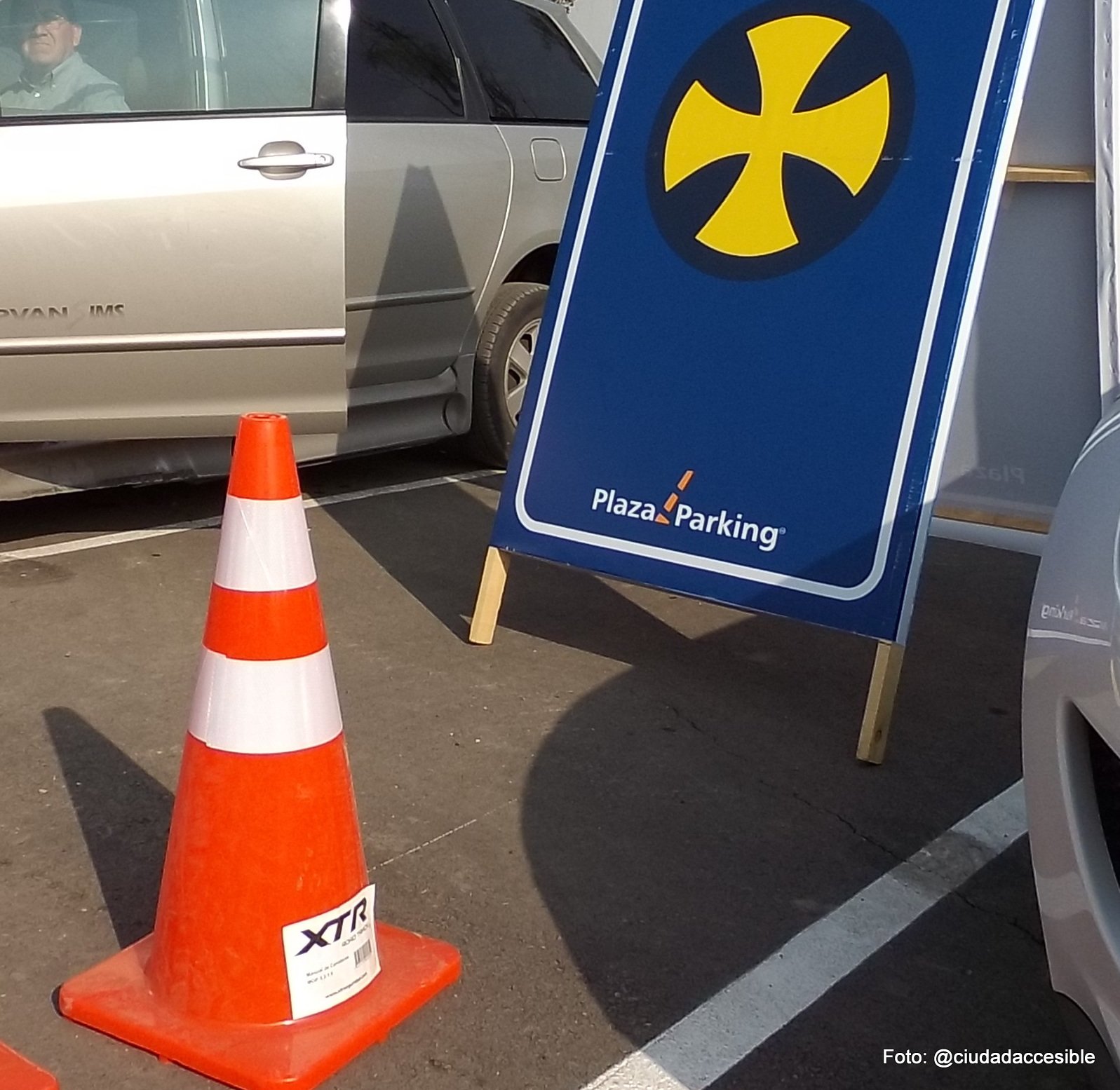 Estacionamiento para personas con discapacidad mal señalizados y de ancho inadecuado (2)