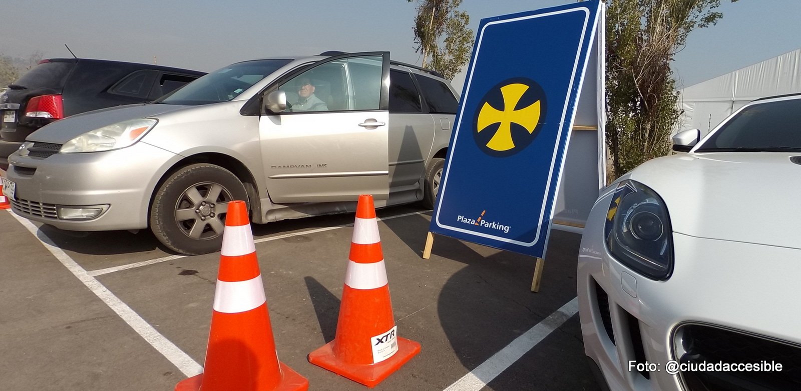 Estacionamiento para personas con discapacidad mal señalizados y de ancho inadecuado (2)