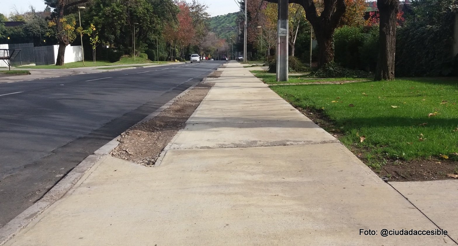 Foto de un tramo de vereda donde se visualiza una ruta accesible bien lograda Foto de un tramo de vereda donde se visualiza una ruta accesible bien lograda