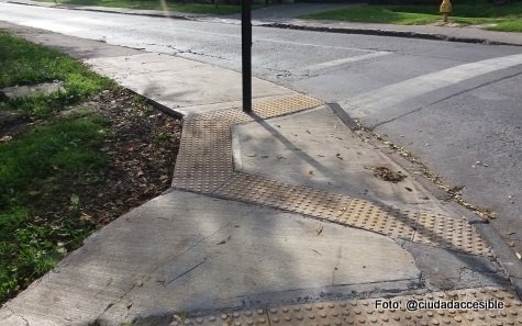 Rebajes con 3 pendientes que no cuentan con espacio plano para que una silla realice giro para seguir su desplazamiento_2 Rebajes con 3 pendientes que no cuentan con espacio plano para que una silla realice giro para seguir su desplazamiento_2