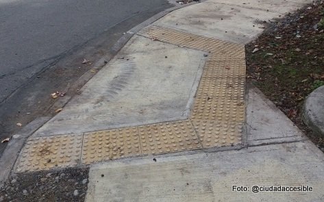 Rebajes con 3 pendientes que no cuentan con espacio plano para que una silla realice giro para seguir su desplazamiento_3