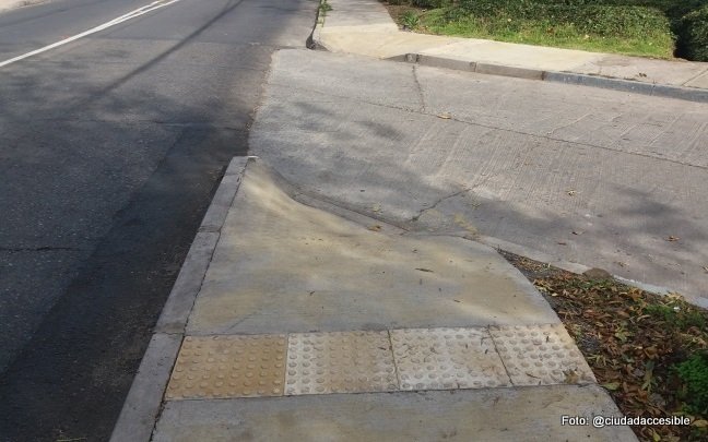 Rebajes de vereda fuera de norma máxima en pendiente