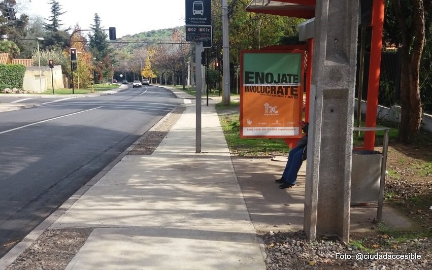 Tramo de vereda con señalización vertical bloqueando la ruta accesible