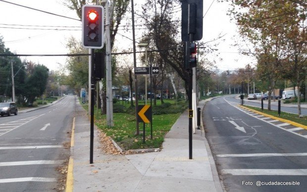 instalación de semáforos en medio de veredas