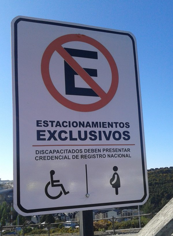 señalización estacionamiento para PcD en universidad SAN SEBASTIAN