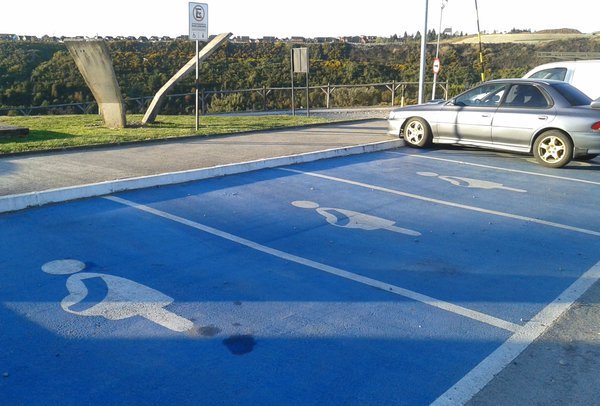 demarcación estacionamientos para embarazadas en universidad SAN SEBASTIAN