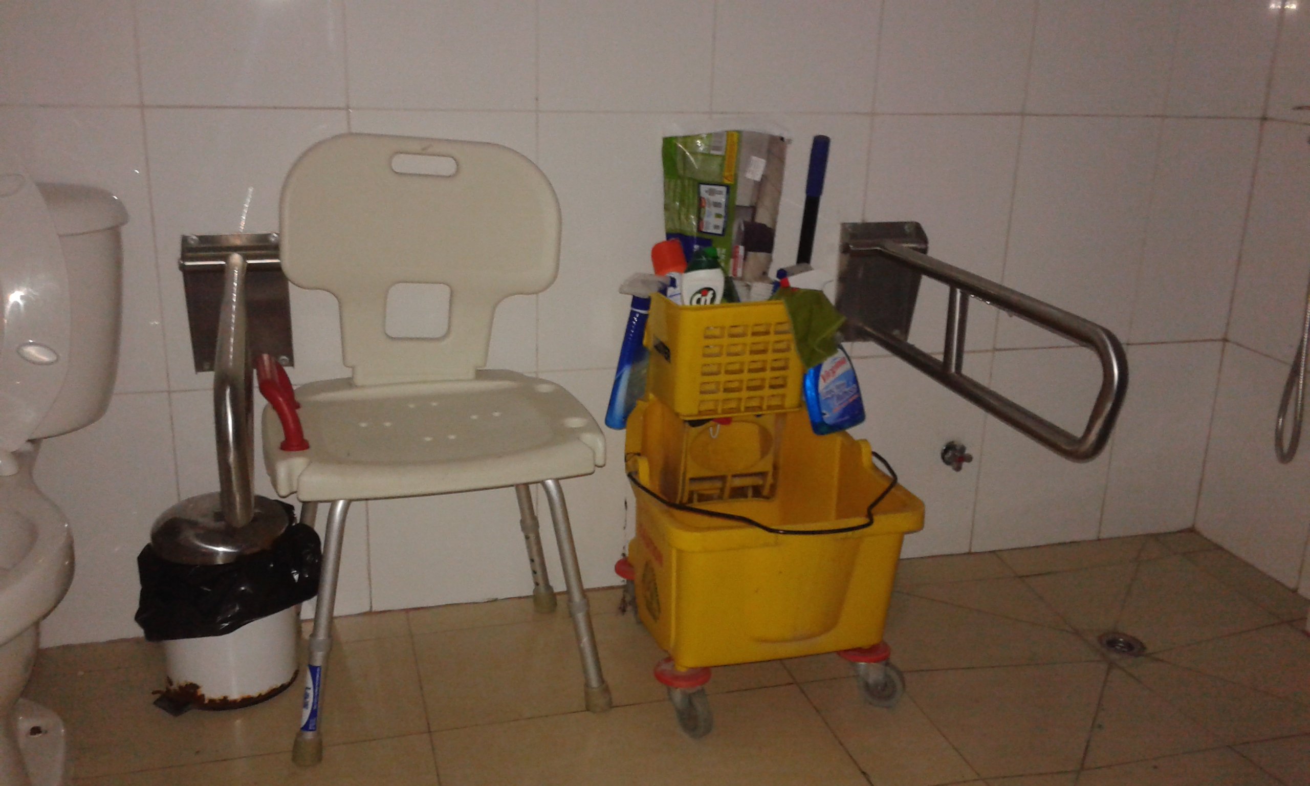 Baño bodega en piscina abierta a la comunidad de la Universidad d eLos Lagos en Chinquihue