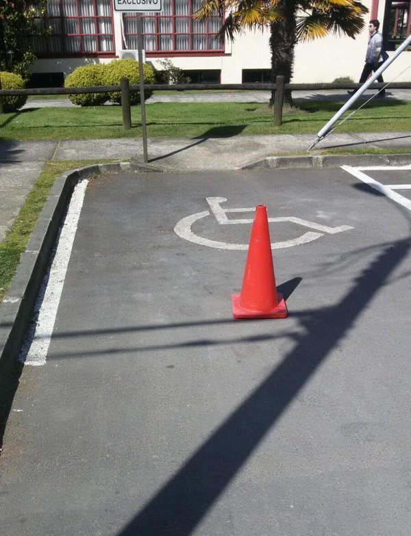 Estacionamientos para PcD en UNIVERSIDAD AUSTRAL