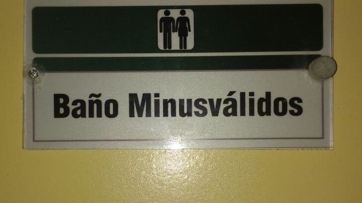 07 BAÑO señalizado para Minusválidos en Universidad SANTO TOMAS