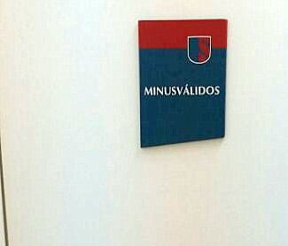 Minusválido en baño de la universidad san sebastián