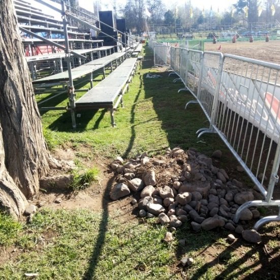 Acceso a graderías obstaculizada