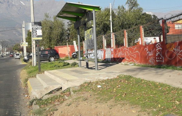 Paradero inaccesible con peldaños para acceder al bus