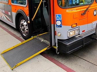 Foto: Imagen que muestran rampas de acceso con bordes de seguridad y longitudes mayores