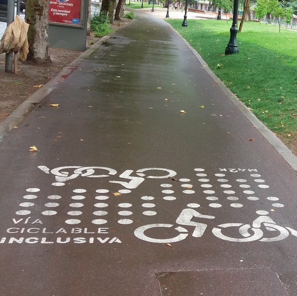 foto de vía mapocho 42K estampado en el pavimento bicicleta y simbolo de silla de ruedas