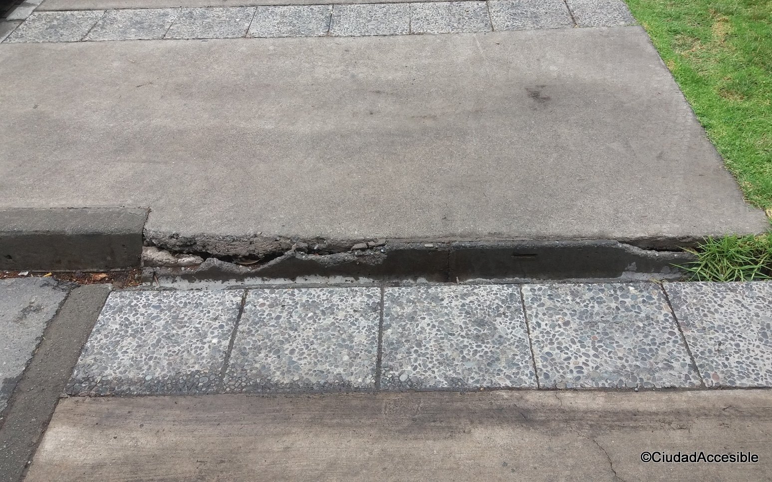 circulación peatonal alternativa al 42k con peldaño