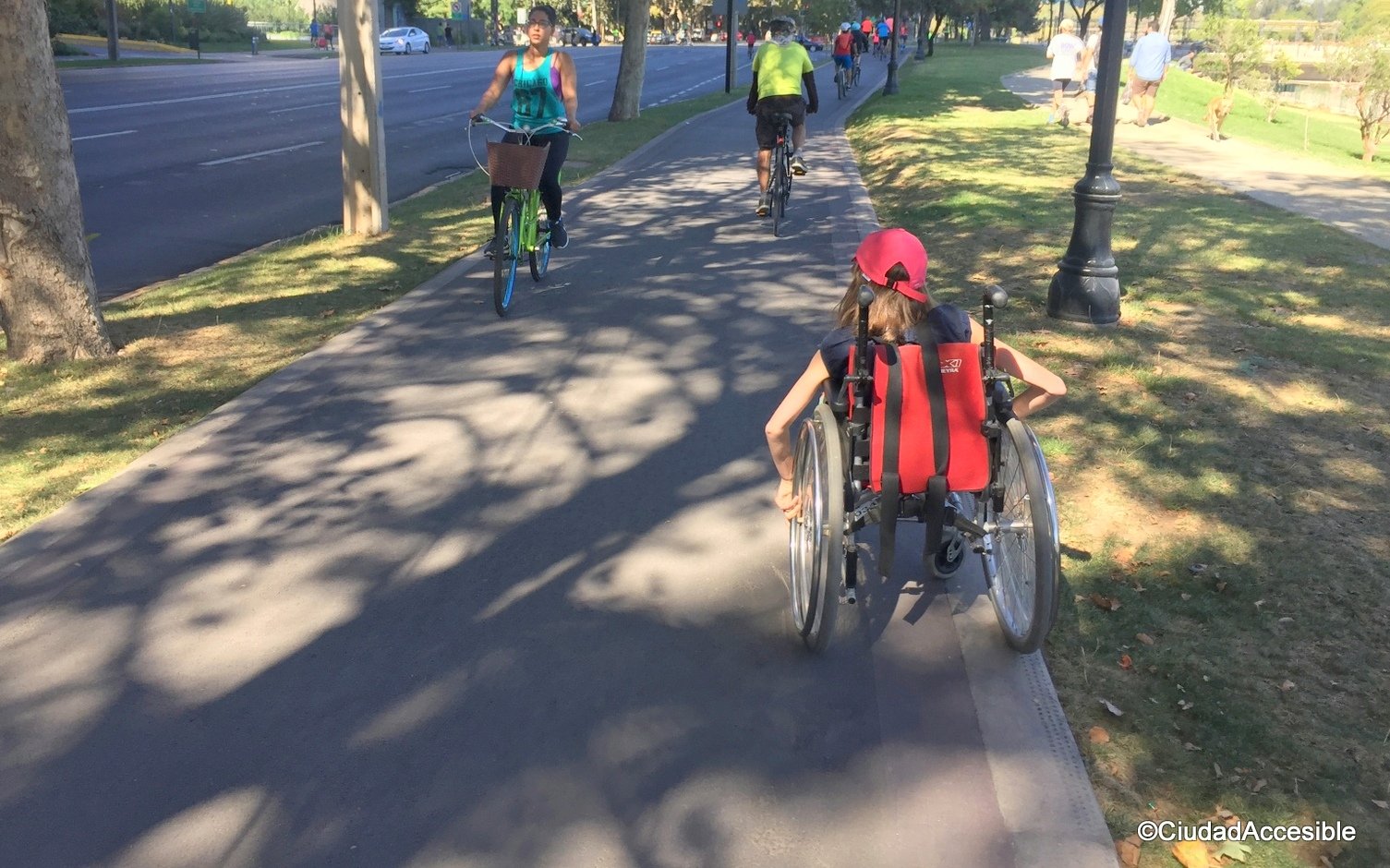 42K donde se ve una silla de ruedas un ciclista y un peatón