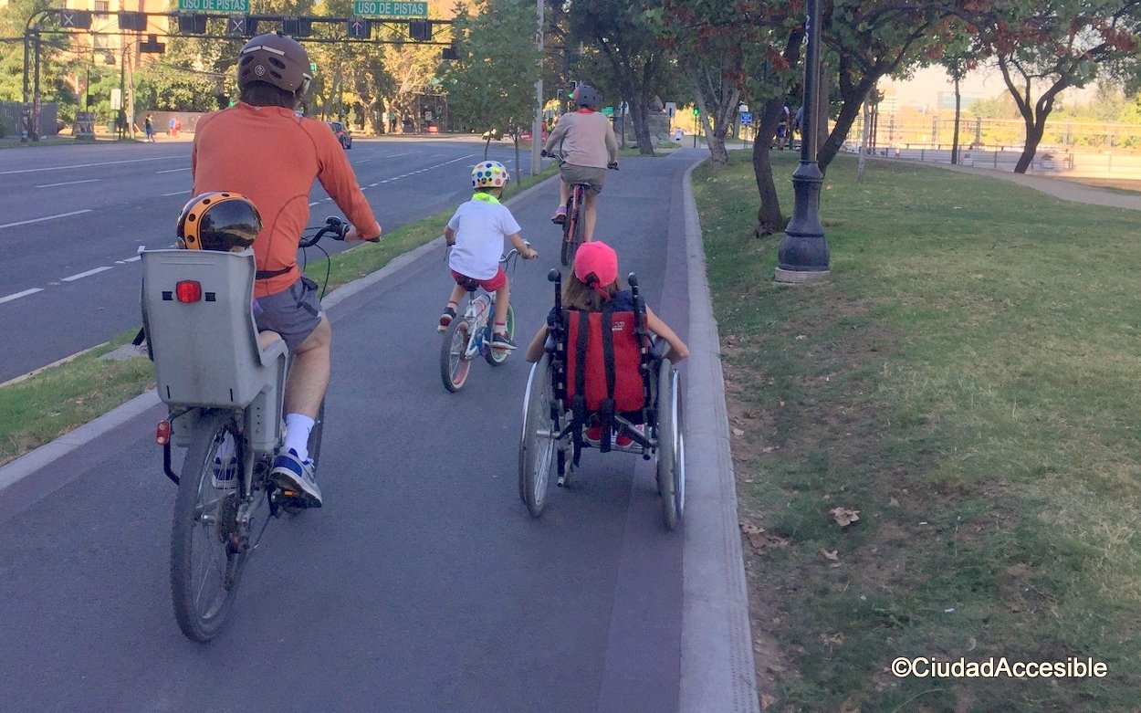 42K donde se ve una silla de ruedas un ciclista y un peatón