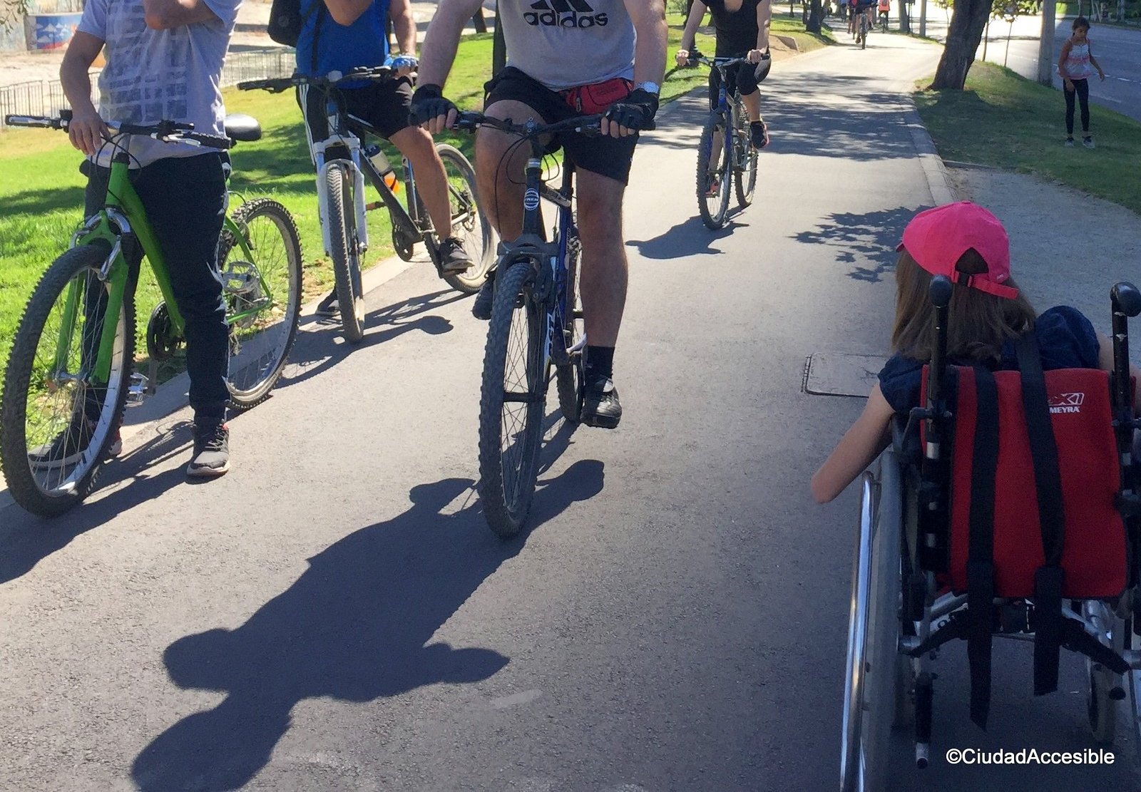 joven en silla de ruedas enfrenta varios ciclistas en sentido contrario sobre la ruta 42K