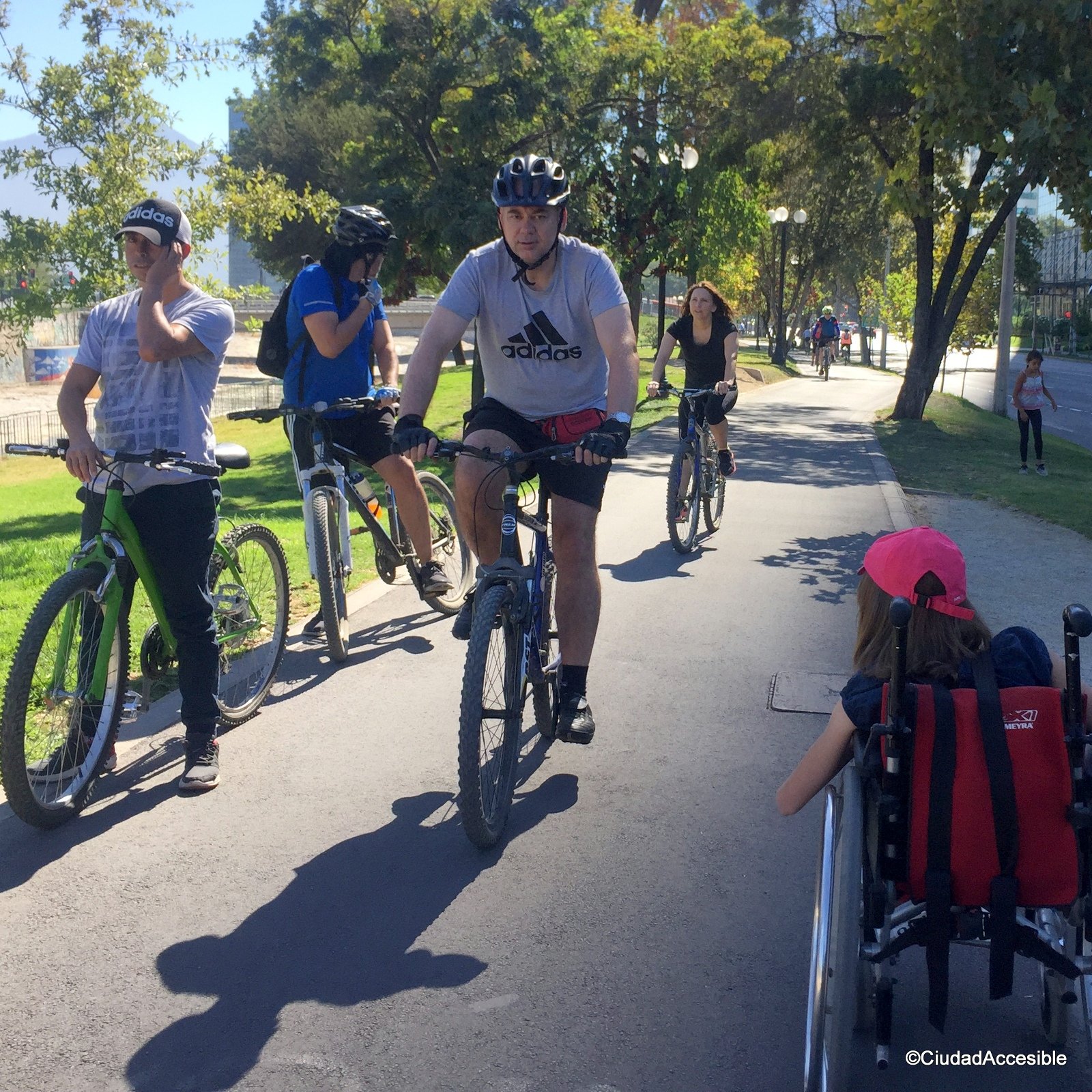 ciclovía compartida por silla de ruedas