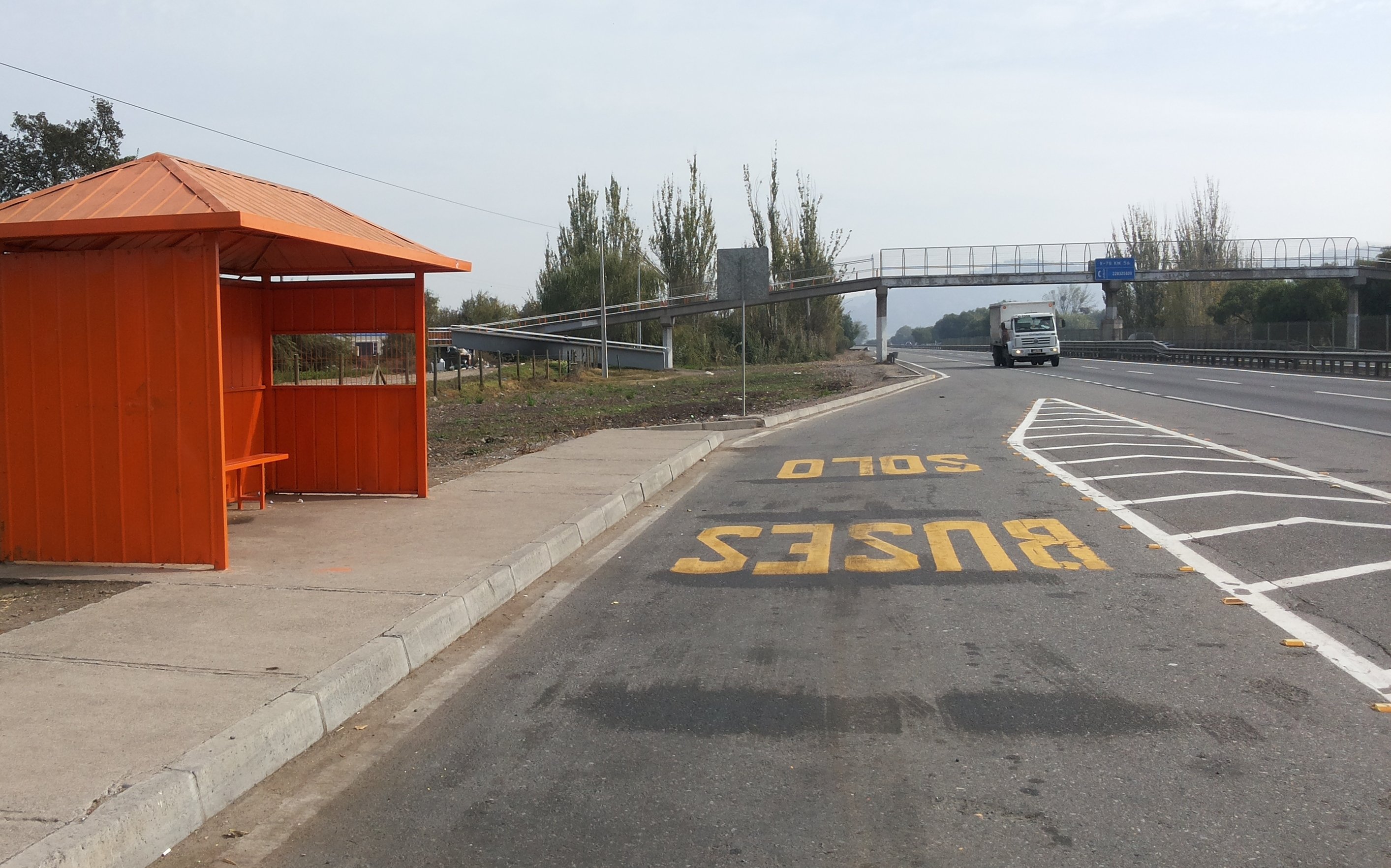 paradero aislado de pasarela peatonal en autopista del sol