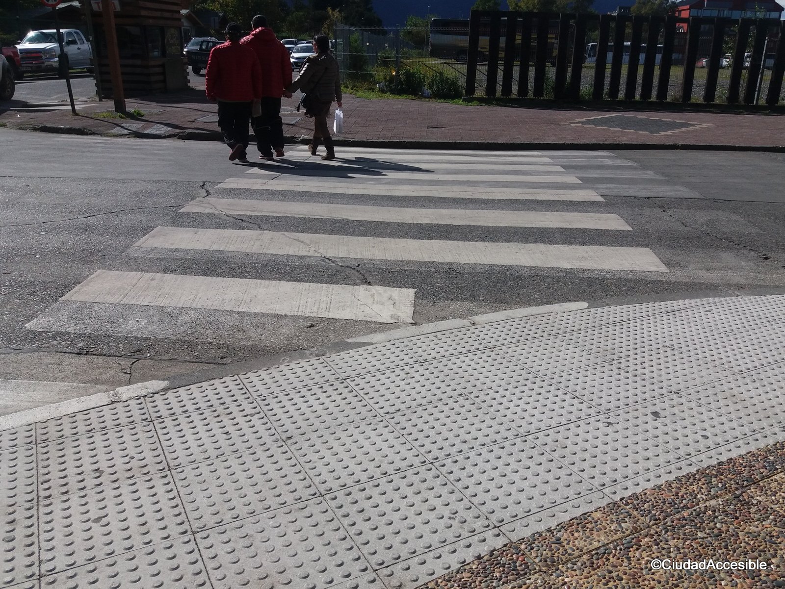 Cruce desde plaza de poniente a oriente con desnivel