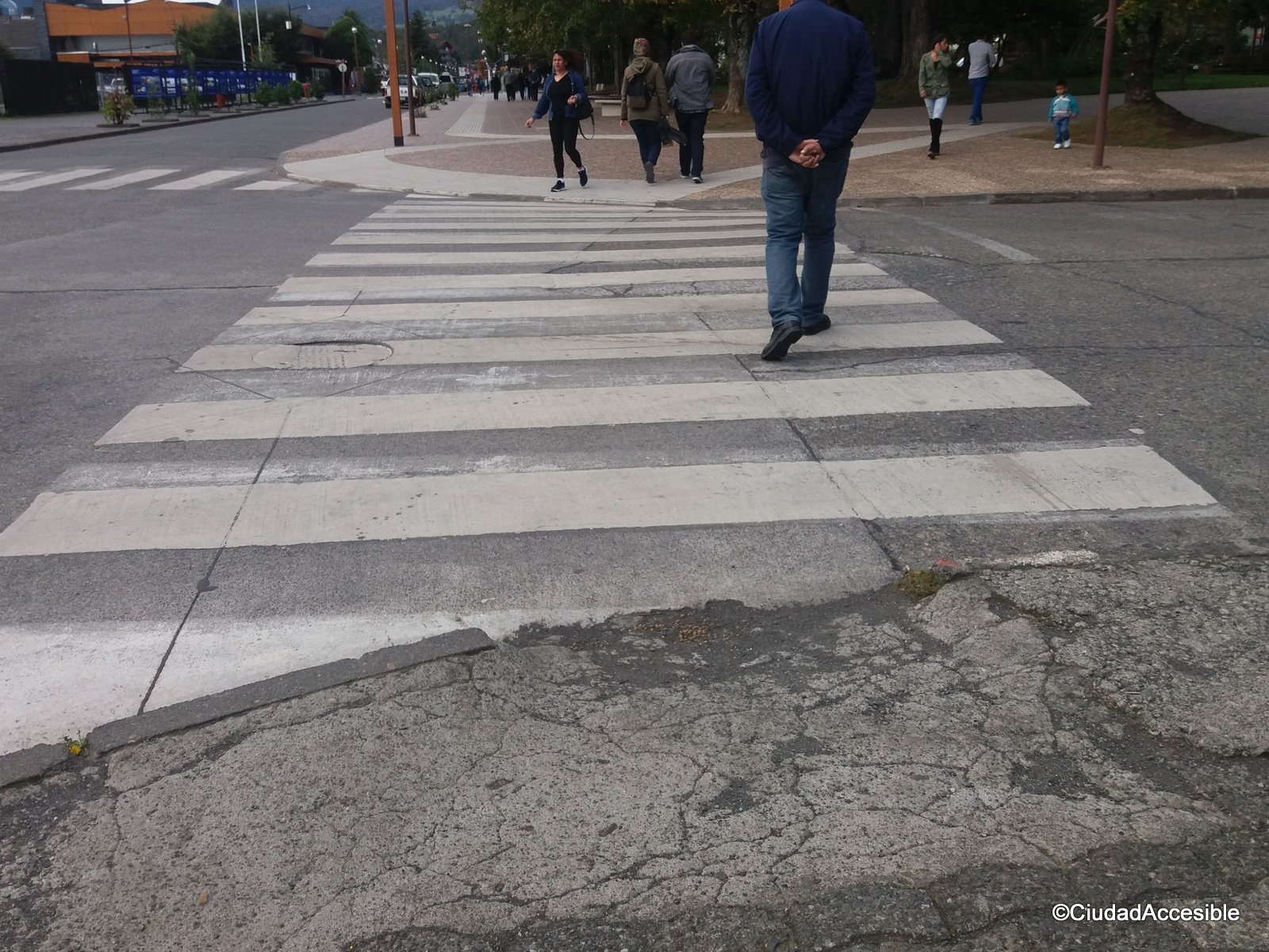 Cruce hacia plaza de norte a sur con desnivel