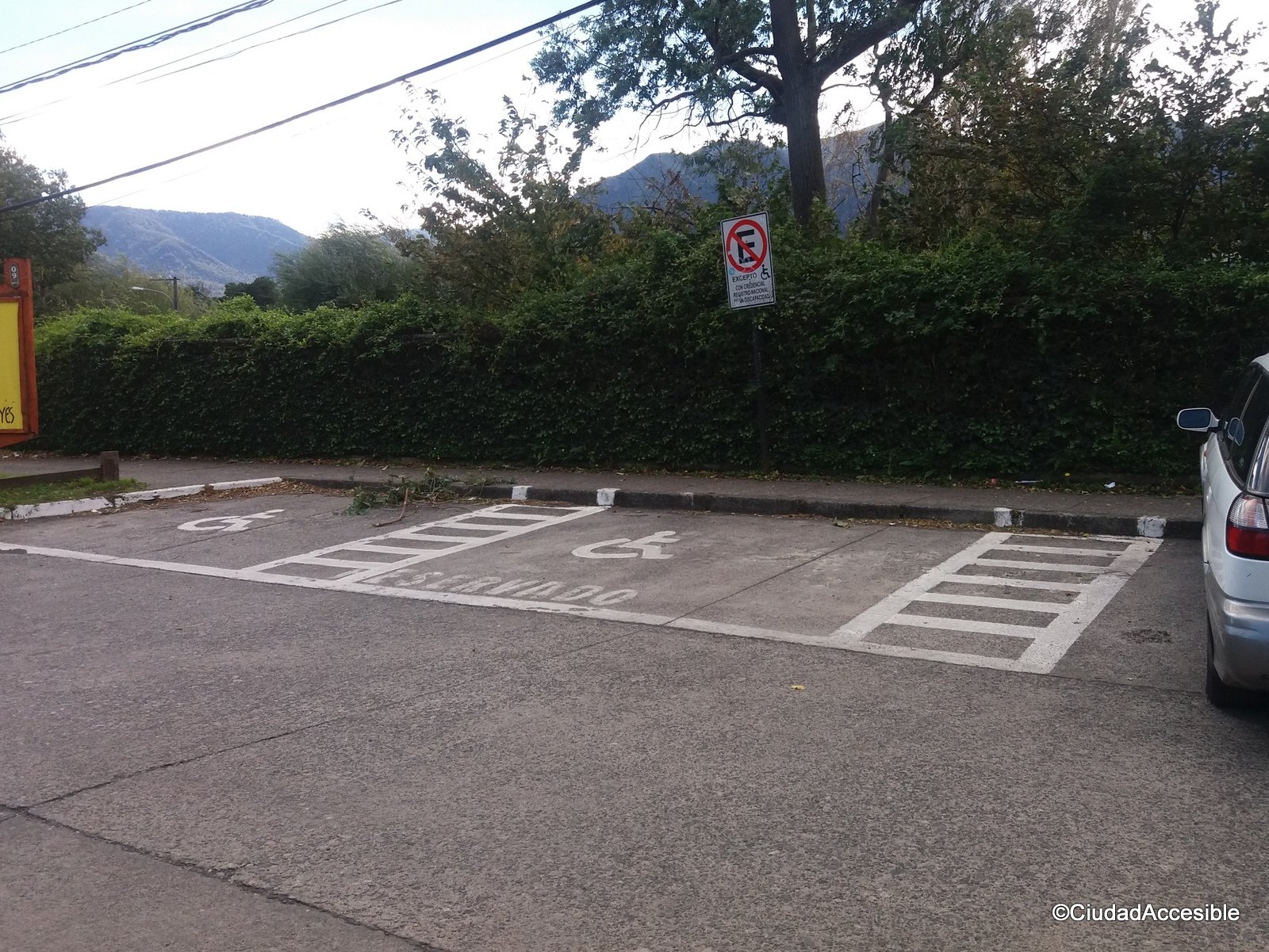 dos estacionamientos para personas con discapacidad sin conexion a la vereda