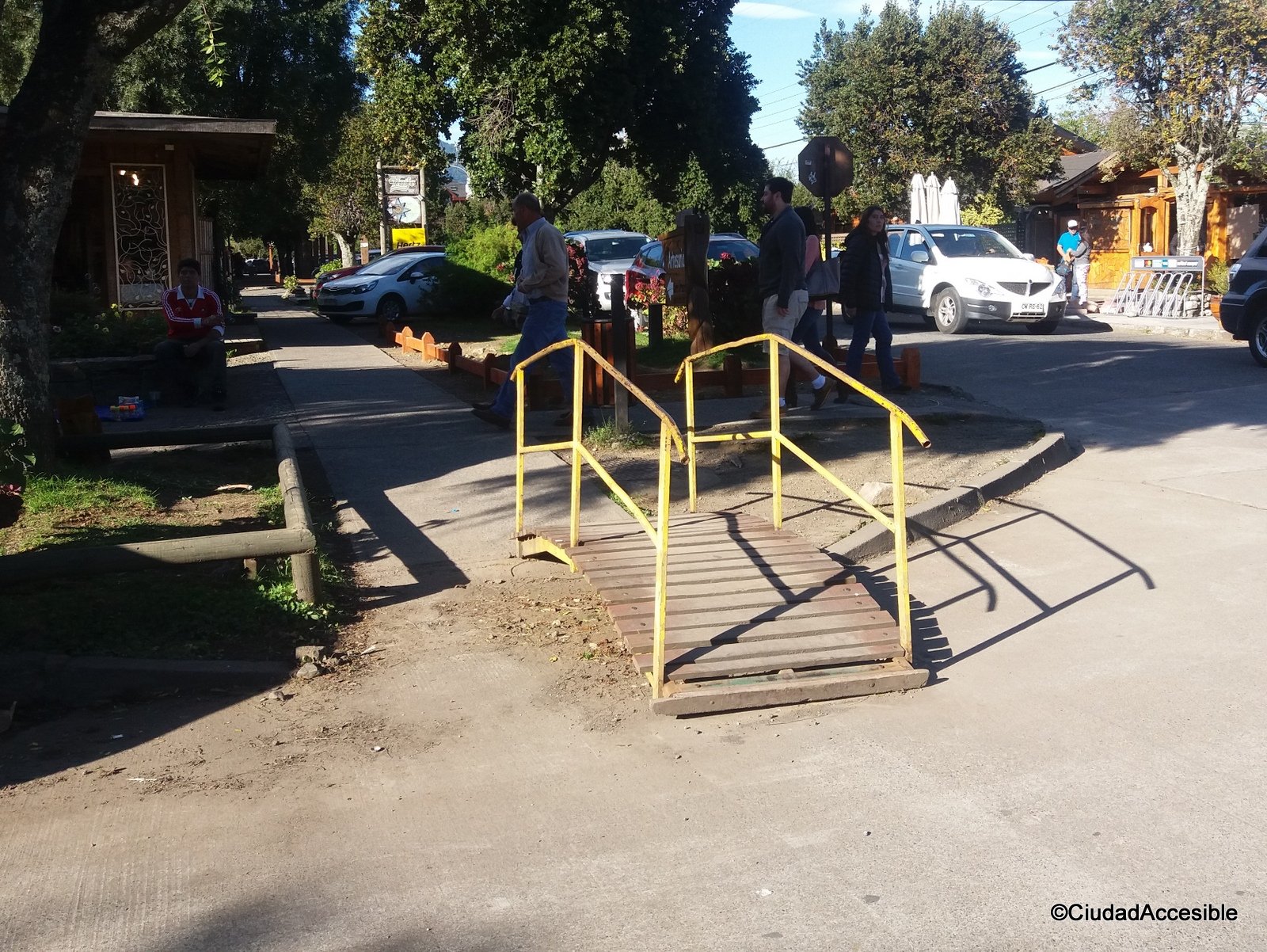 pasarela de madera con pasamanos se convierte en un obstáculo en el camino