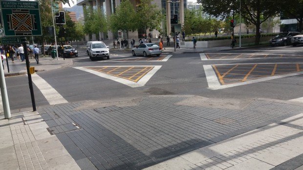 cruce peatonal en diagonal demarcado en una calzada