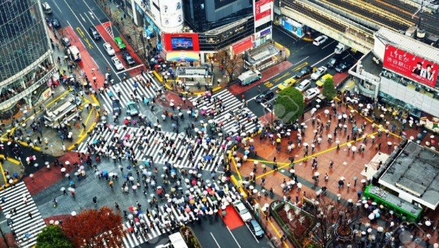 vista desde las alturas de un cruce peatonal en paralelo y diagonal