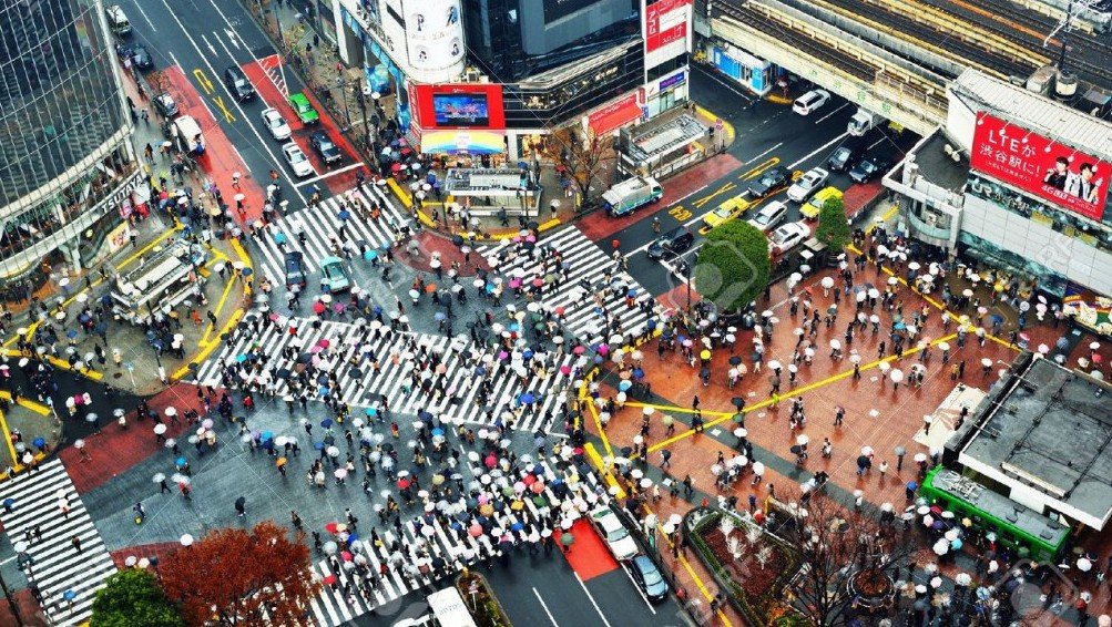 vista desde las alturas de un cruce peatonal en paralelo y diagonal