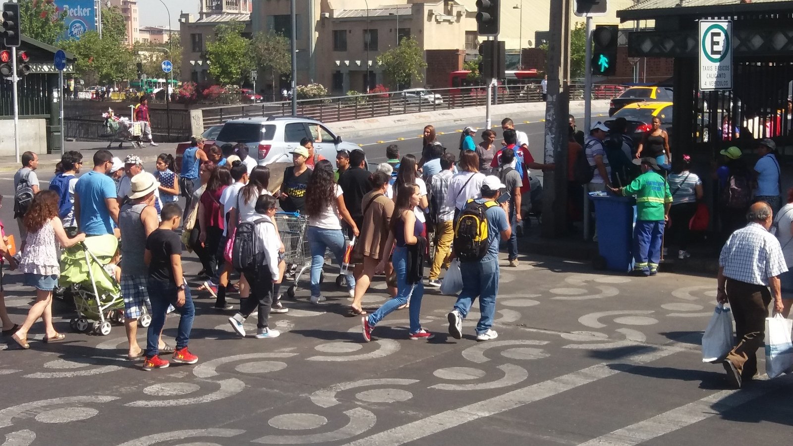 Cruce peatonal demarcado con figuras en Mapocho